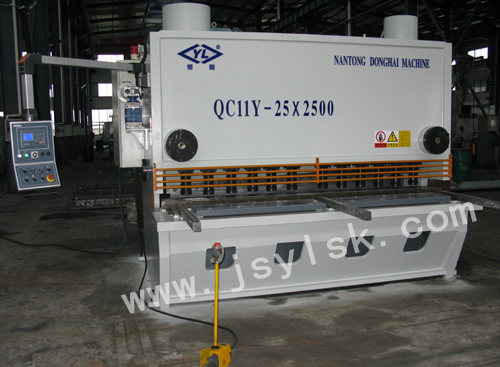 QC11Y-25*2500液压闸式剪板机